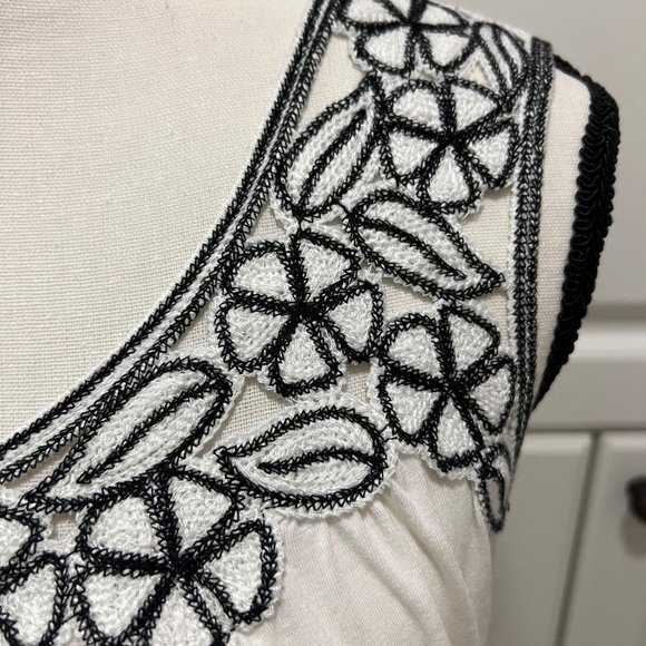 NWOT Sophie Max White Balloon tank with Black floral embroidery Size S - Picture 2 of 8